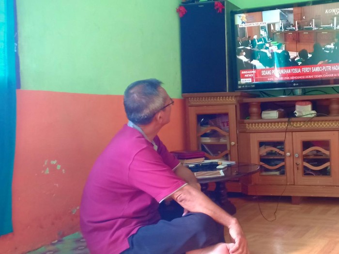 Samuel Hutabarat saat menyaksikan sidang pembunuhan berencana terhadap Brigadir Yosua di televisi. Ferdi/detikSumut
