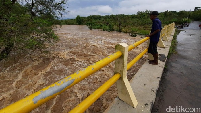 Sungai Branjang Gunungkidul meluap hingga arusnya menyeret dua orang murid, Rabu (30/11/2022).