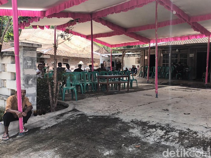 Susasana rumah duka korban helikopter Polri jatuh, Aipda Joko Mudo, di Sragen, Rabu (30/11/2022).