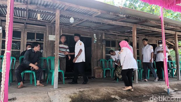Susasana rumah duka korban helikopter Polri jatuh, Aipda Joko Mudo, di Sragen, Rabu (30/11/2022).