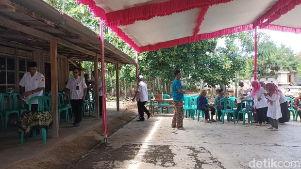 Susasana rumah duka korban helikopter Polri jatuh, Aipda Joko Mudo, di Sragen, Rabu (30/11/2022).