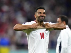 Saman Ghoddos nampak marah dan kecewa setelah timnya kalah dari AS dan harus pulang lebih cepat dari Piala Dunia 2022 Qatar. AP/Manu Fernandez