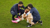 Ramin Rezaeian menangis di akhir pertandingan. Iran mencoba membalas, namun hingga laga usai tak ada lagi gol tercipta. AP/Luca Bruno