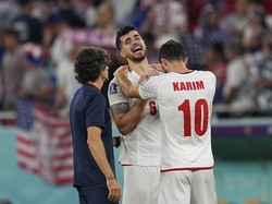 Saeid Ezatolahi menangis di akhir pertandingan. Tambahan tiga poin membuat AS finis di urutan kedua Grup B dengan lima poin, di bawah Inggris yang menang 3-0 atas Wales dan meraih tujuh poin. AP/Ebrahim Noroozi