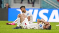 Ali Karimi nampak terbaring dan sedih setelah pertandingan. Iran harus angkat koper lebih cepat setelah hanya meraih tiga poin dari tiga laga. AP/Ricardo Mazalan