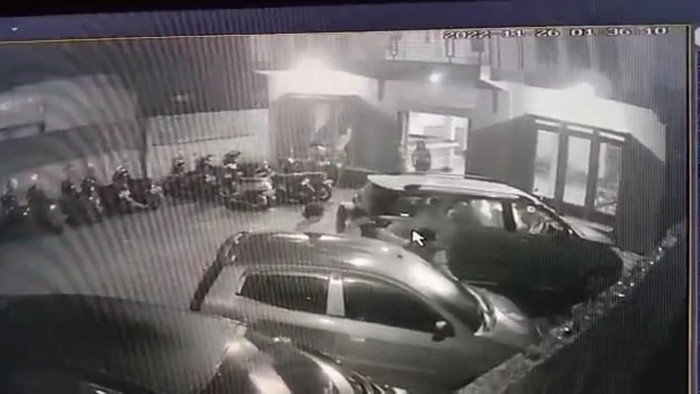 Tangkapan layar rekaman video CCTV saat terjadi penganiayaan terhadap driver online di Purworejo.