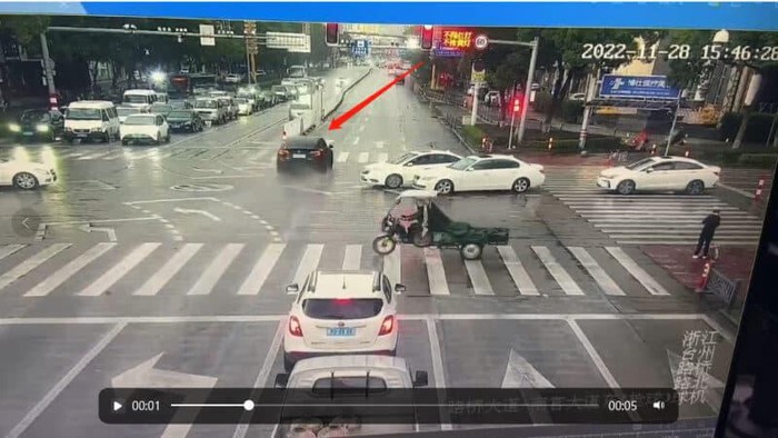 Tesla model Y alami kecelakaan di persimpangan jalan