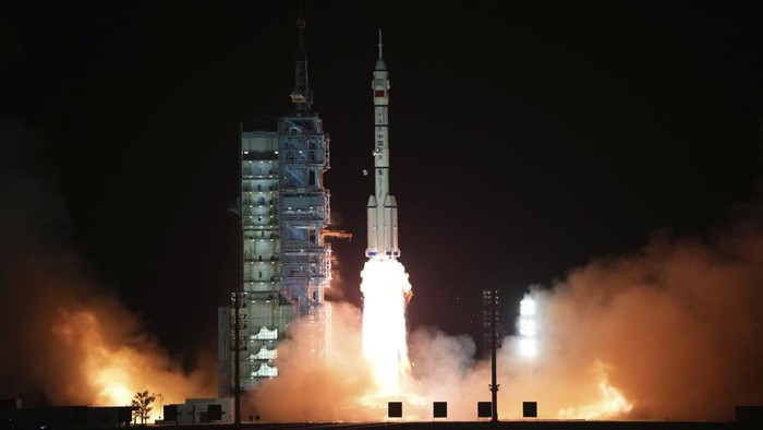 In this photo released by Xinhua News Agency, the manned spaceship Shenzhou-15, atop the Long March-2F Y15 carrier rocket, blasts off from the Jiuquan Satellite Launch Center in northwestern China on Tuesday, Nov. 29, 2022. China launched the rocket Tuesday carrying three astronauts to complete construction of the countrys permanent orbiting space station. (Li Gang/Xinhua via AP)