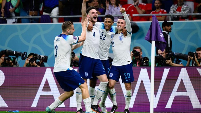 DOHA, QATAR - NOVEMBER 29: Phil Foden (R) of England celebrates after scoring his teams second goal with Jude Bellingham (C) and Declan Rice (L) and Luke Shaw (L) during the FIFA World Cup Qatar 2022 Group B match between Wales and England at Ahmad Bin Ali Stadium on November 29, 2022 in Doha, Qatar. (Photo by Markus Gilliar - GES Sportfoto/Getty Images)