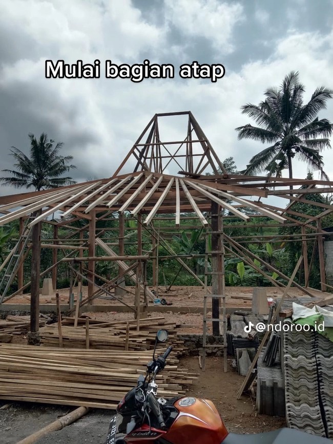 Mulai dari pondasi kemudian lanjut ke bagian atap, rumah tersebut pun perlahan mulai dibangun ulang sesuai yang diinginkan. Dalam kolom komentar unggahan, pemilik rumah mengatakan jika desainnya itu dibuat sendiri tanpa bantuan arsitek. Foto: TikTok/@ndoroo.id