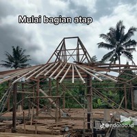 Mulai dari pondasi kemudian lanjut ke bagian atap, rumah tersebut pun perlahan mulai dibangun ulang sesuai yang diinginkan. Dalam kolom komentar unggahan, pemilik rumah mengatakan jika desainnya itu dibuat sendiri tanpa bantuan arsitek. Foto: TikTok/@ndoroo.id