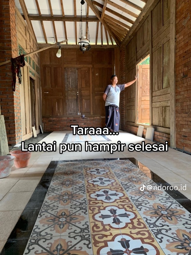 Jika dilihat, rumah tersebut memang didominasi oleh material kayu. Menanggapi salah satu pertanyaan netizen, pemilik rumah mengatakan jika material kayu yang dibelinya itu merupakan barang-barang second. Foto: TikTok/@ndoroo.id