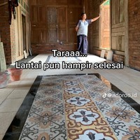 Jika dilihat, rumah tersebut memang didominasi oleh material kayu. Menanggapi salah satu pertanyaan netizen, pemilik rumah mengatakan jika material kayu yang dibelinya itu merupakan barang-barang second. Foto: TikTok/@ndoroo.id