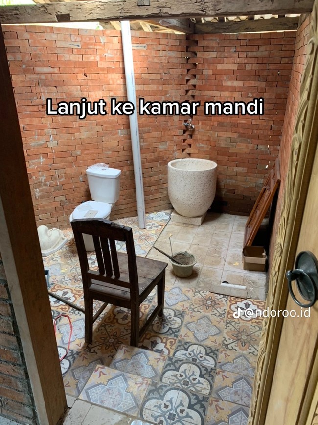 Setelah dibangun ulang dengan desain dan pemilihan material yang tepat, rumah tersebut jadi terlihat lebih estetik. Tak sedikit yang memuji desain dari rumah tersebut yang dinilai keren dan juga estetik. Foto: TikTok/@ndoroo.id