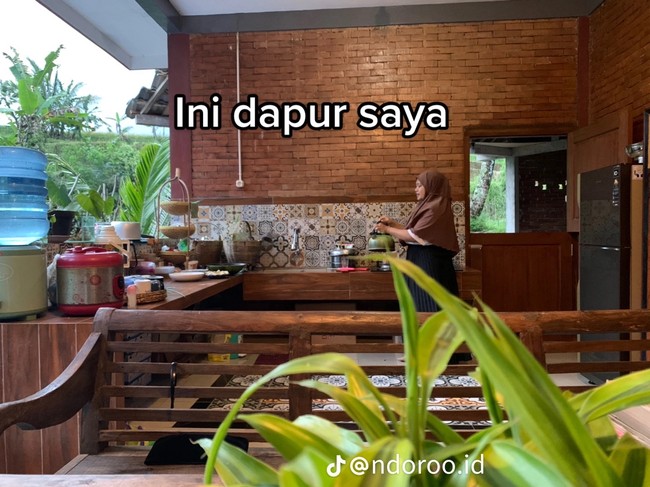 Penampakan bagian dapurnya pun tak kalah estetik. Menggunakan keramik bermotif yang senada dengan kamar mandi dipadukan dengan batu bata merah pada dindingnya dan aksen kayu menambah keindahan rumah. Foto: TikTok/@ndoroo.id