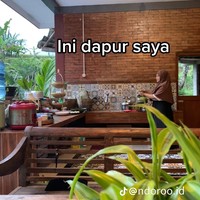 Penampakan bagian dapurnya pun tak kalah estetik. Menggunakan keramik bermotif yang senada dengan kamar mandi dipadukan dengan batu bata merah pada dindingnya dan aksen kayu menambah keindahan rumah. Foto: TikTok/@ndoroo.id