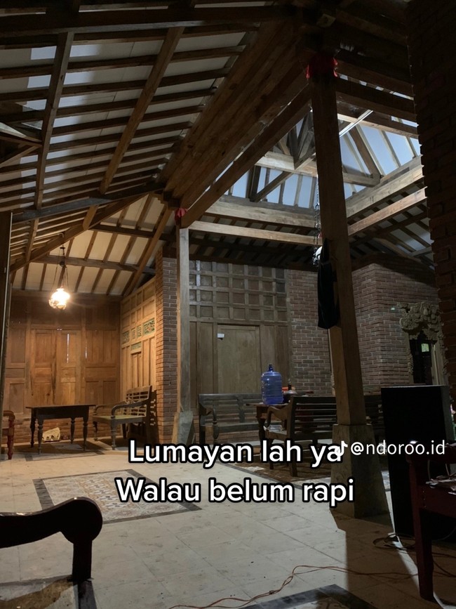 Begini penampakan bagian tengah rumah yang masih belum sepenuhnya rapih. Tampak jelas jika rumah tersebut jauh berbeda jika dibandingkan dengan sebelum dibangun ulang. Foto: TikTok/@ndoroo.id
