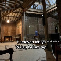 Begini penampakan bagian tengah rumah yang masih belum sepenuhnya rapih. Tampak jelas jika rumah tersebut jauh berbeda jika dibandingkan dengan sebelum dibangun ulang. Foto: TikTok/@ndoroo.id
