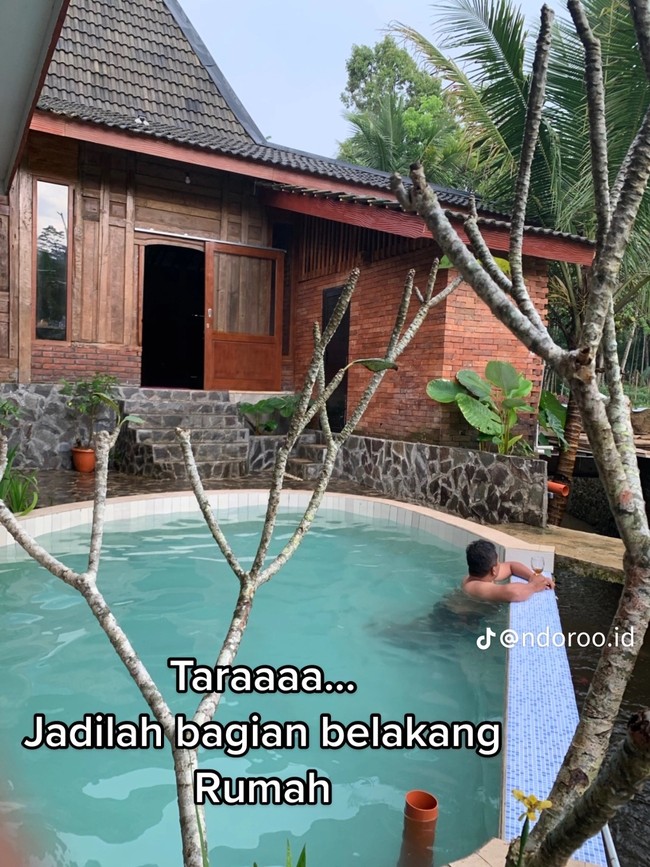 Rumah viral tersebut makin terlihat megah dengan adanya kolam renang di bagian belakang rumah. Kolam renangnya pun tampak cukup nyaman dan luas dengan dihiasi beberapa tumbuhan-tumbuhan hijau. Foto: TikTok/@ndoroo.id