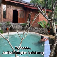 Rumah viral tersebut makin terlihat megah dengan adanya kolam renang di bagian belakang rumah. Kolam renangnya pun tampak cukup nyaman dan luas dengan dihiasi beberapa tumbuhan-tumbuhan hijau. Foto: TikTok/@ndoroo.id