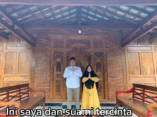 Dari depan rumah tampak seperti pendopo Jawa yang didominasi oleh material kayu. estetik bgt rmh nya..itu desain sendiri atau ada insinyur nya ka, komentar salah seorang netizen. Foto: TikTok/@ndoroo.id