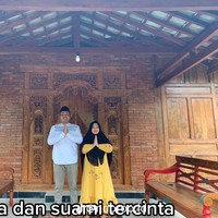 Dari depan rumah tampak seperti pendopo Jawa yang didominasi oleh material kayu. estetik bgt rmh nya..itu desain sendiri atau ada insinyur nya ka, komentar salah seorang netizen. Foto: TikTok/@ndoroo.id