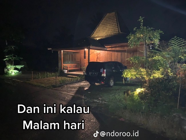 Sedangkan kalau malam hari begini penampakan rumahnya. Rumah tersebut tampak hanya diterangi oleh lampu di bagian teras. Sebelum mengutip, Wolipop sudah mengonfirmasi melalui komentar di unggahan TikTok pada Rabu (30/11/22). Foto: TikTok/@ndoroo.id