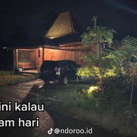 Sedangkan kalau malam hari begini penampakan rumahnya. Rumah tersebut tampak hanya diterangi oleh lampu di bagian teras. Sebelum mengutip, Wolipop sudah mengonfirmasi melalui komentar di unggahan TikTok pada Rabu (30/11/22). Foto: TikTok/@ndoroo.id