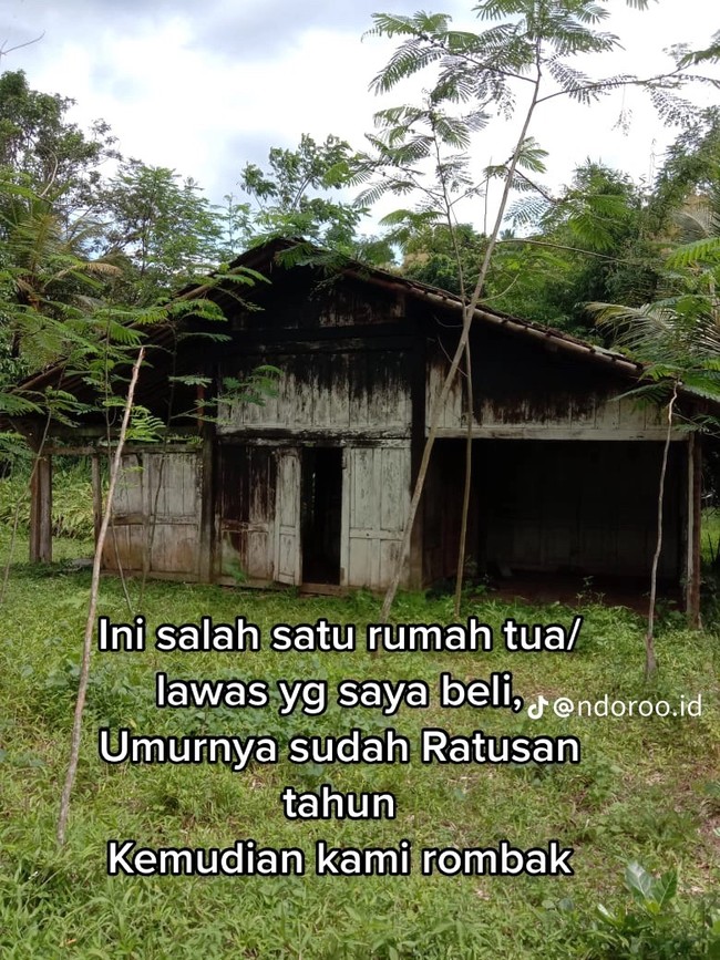 Transformasi sebuah rumah dari tua dan reyot menjadi megah berkolam renang belakangan viral di TikTok. Transformasi tersebut dibagikan oleh pemilik rumah tersebut yang merupakan pengguna akun TikTok @ndoroo.id. Dalam unggahan yang dibagikan terlihat awalnya rumah berusia ratusan tahun itu tampak seram dan reyot. Foto: TikTok/@ndoroo.id