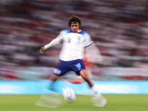 Bek Legendaris Brasil Heran Alexander-Arnold Cuma Cadangan di Inggris