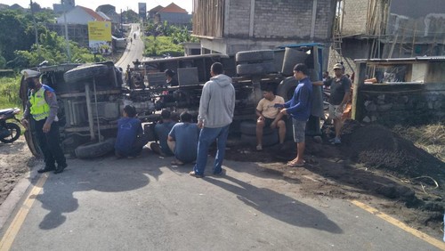 Truk muatan pasir dari Karangasem terguling tutup shortcut Canggu, Badung, Rabu (30/11/2022).