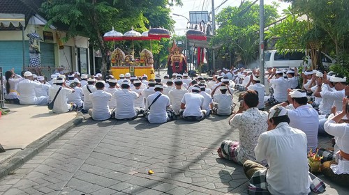 Upacara Nangluk Merana yang diikuti warga Desa Adat Kuta Rabu (30/11/2022). (Triwidiyanti/detikBali)