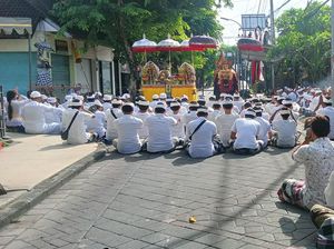 Desa Adat Kuta Gelar Nangluk Merana, Akses ke Pantai Dialihkan