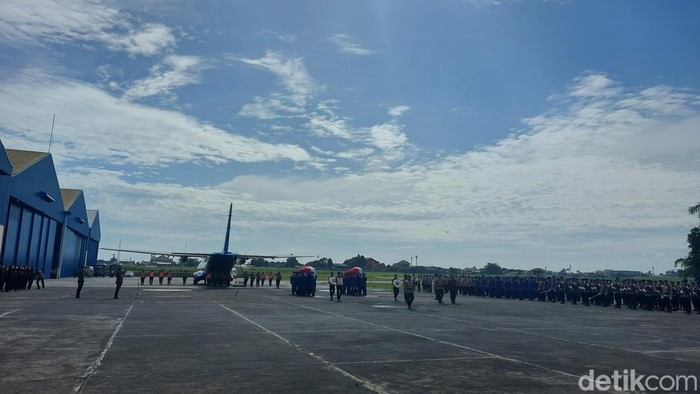 Upacara Penyerahan 2 Jenazah Kru Heli yang Jatuh di Babel Upacara Penyerahan 2 Jenazah Kru Heli yang Jatuh di Babel