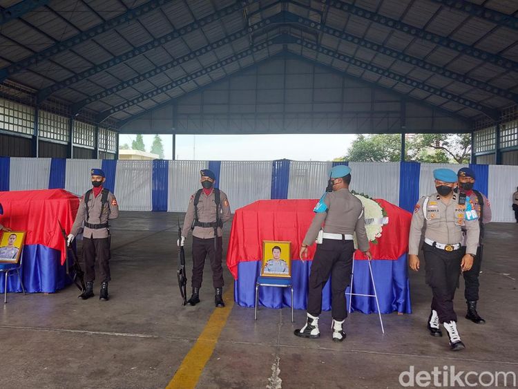 Kapolri Pimpin Penyerahan 2 Jasad Kru Helikopter Jatuh di Babel