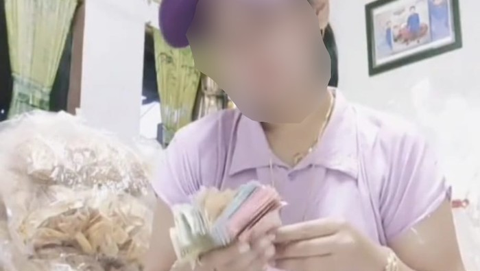 Video wanita menunjukkan uang gepokan di Garut
