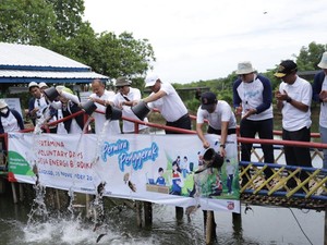 Pekerja Pertamina Jadi Relawan di Cilacap, Edukasi EBT-Tanam Mangrove