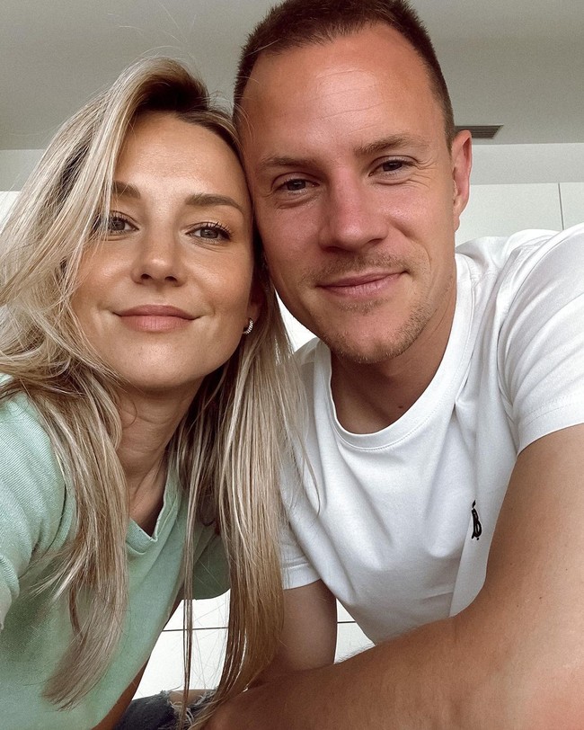 Dani ter Stegen cukup populer di kalangan WAGs Jerman. Wanita 28 tahun tersebut diketahui pindah ke Barcelona mengikuti suaminya beberapa tahun lalu. Di Spanyol, ia melanjutkan kuliah sampai menyelesaikan studi di jurusan arsitektur. Pasangan yang mengumumkan pertunangan mereka di Facebook Live pada 2017 itu sudah punya satu anak.Foto: Instagram