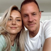 Dani ter Stegen cukup populer di kalangan WAGs Jerman. Wanita 28 tahun tersebut diketahui pindah ke Barcelona mengikuti suaminya beberapa tahun lalu. Di Spanyol, ia melanjutkan kuliah sampai menyelesaikan studi di jurusan arsitektur. Pasangan yang mengumumkan pertunangan mereka di Facebook Live pada 2017 itu sudah punya satu anak.Foto: Instagram