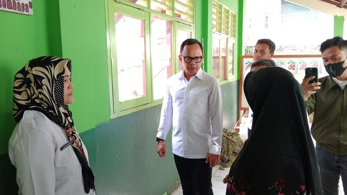 Wali Kota Bogor Bima Arya meninjau langsung kondisi ruang kelas ambruk di SDN Bantarjati Kota Bogor.