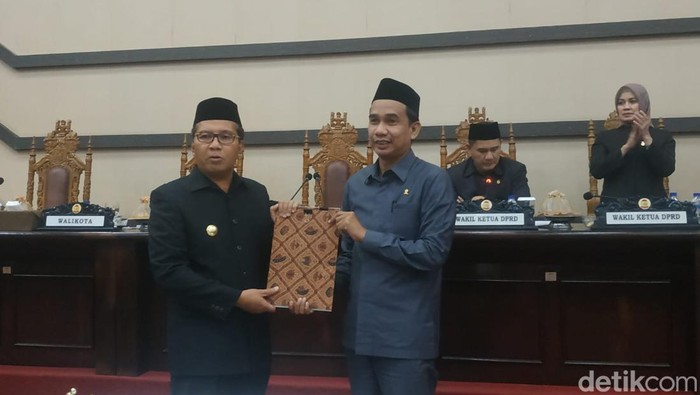 Wali Kota Makassar Danny Pomanto dan Ketua DPRD Makassar Rudianto Lallo menandatangani nota kesepakatan penetapan APBD 2023.