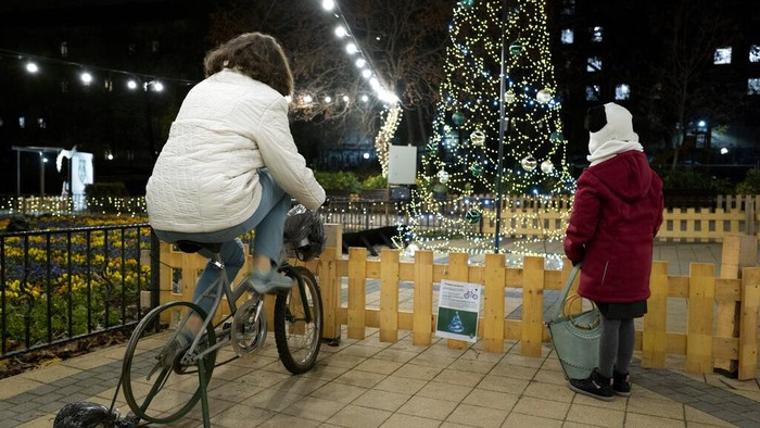 Warga Hungaria Harus Gowes Sepeda untuk Nyalakan Pohon Natal A boy cycles a charging bicycle to light the Christmas tree in Budapest, Hungary, Tuesday Nov. 29, 2022. By using charging bicycles, everyone can experience the energy needed to light up Christmas decoration. The money saved by the municipality on the unusual decorative lighting will be used to increase grants for residents living in difficult circumstances. (AP Photo/Bela Szandelszky)