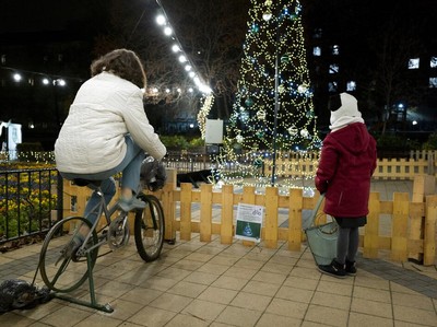 Warga Hungaria Harus Gowes Sepeda untuk Nyalakan Pohon Natal