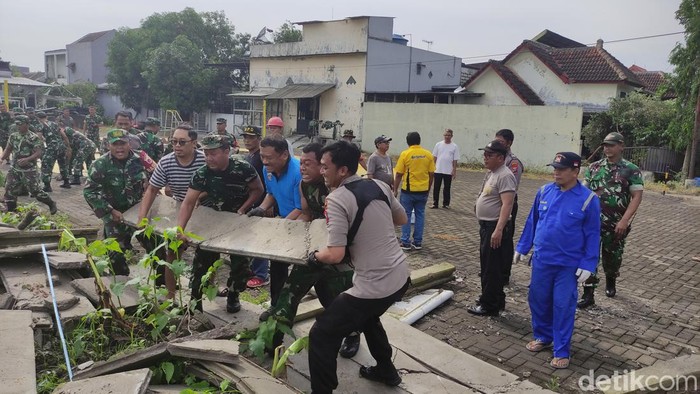 Warga villa jasmine 3 sidoarjo diterjang angin kencang