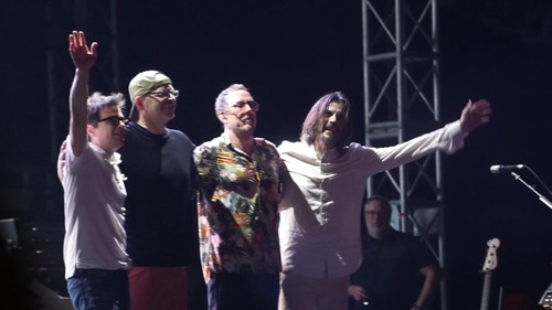 Weezer menyampaikan salam pamit kepada para fans di Peninsula, Nusa Dua, Bali, Selasa (29/11/2022). Foto: Agus Eka