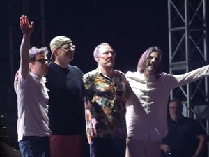 Keseruan Konser Weezer di Bali