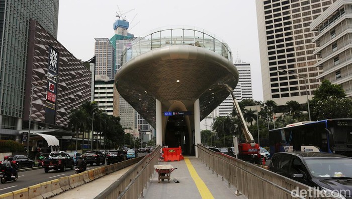 Wow! 'Kapal Pesiar' Mewah Bersandar di Tengah Kota Jakarta Pembangunan Halte TransJakarta Tosari sudah mulai terlihat wujudnya. Halte itu menyerupai kapal pesiar yang sedang bersandar di Jalan Jenderal Sudirman, Jakarta.