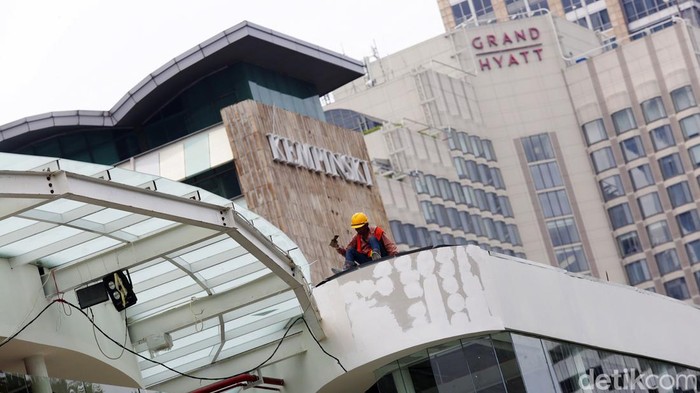 Pembangunan Halte TransJakarta Tosari sudah mulai terlihat wujudnya. Halte itu menyerupai kapal pesiar yang sedang bersandar di Jalan Jenderal Sudirman, Jakarta.