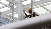 Para pekerja tengah menyelesaikan revitalisasi Halte Tosari.