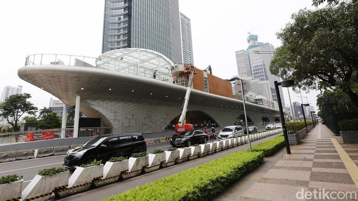 Pembangunan Halte TransJakarta Tosari sudah mulai terlihat wujudnya. Halte itu menyerupai kapal pesiar yang sedang bersandar di Jalan Jenderal Sudirman, Jakarta.